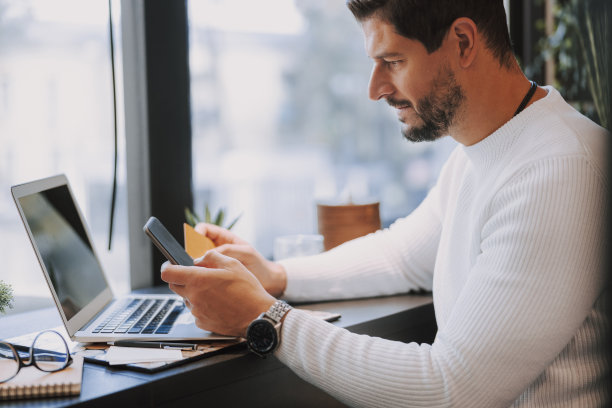 白人帅哥正在拨打电话号码图片下载