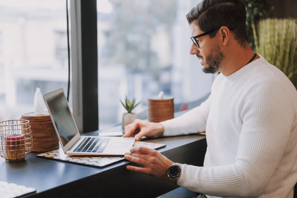 白人帅哥在电脑前工作图片下载