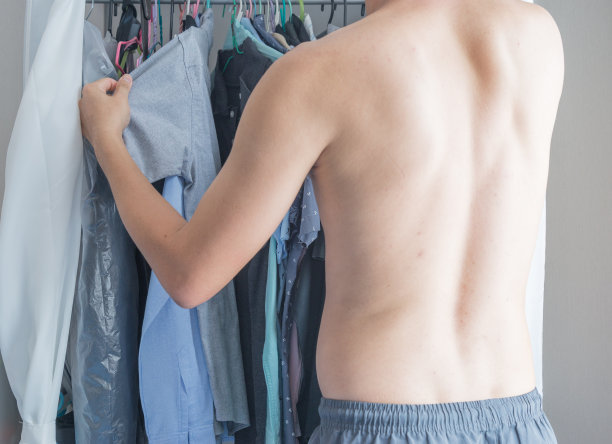 男人选择衬衫图片下载