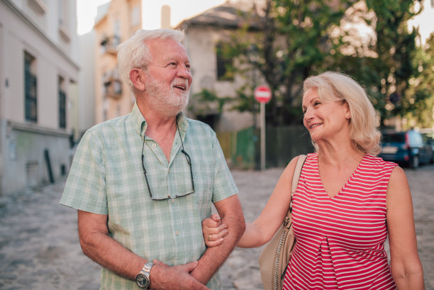 老年夫妻，精神年轻图片下载
