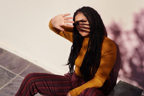 人们只会对发光的东西遮遮掩掩图片下载