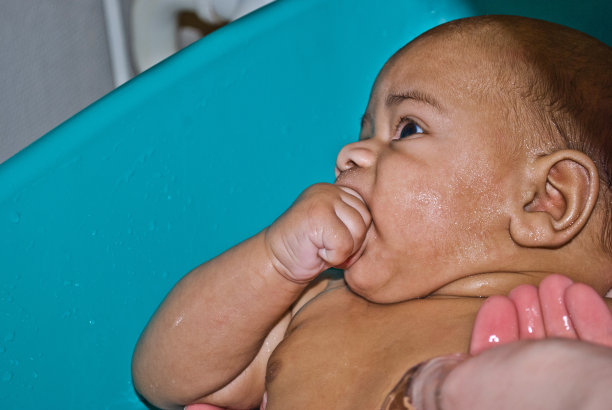 孩子洗澡图片下载