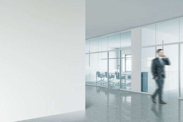 办公室里的商人，挂着假墙图片下载