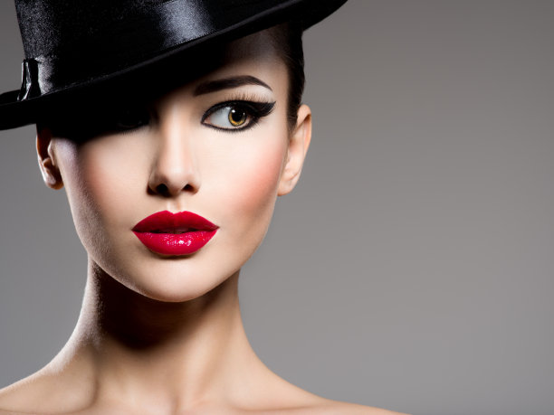 Ð一个戴着黑帽子，红唇的女人的照片图片下载