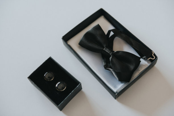 新郎的婚礼配件。领结，西装，袖扣，皮带和鞋子。图片下载