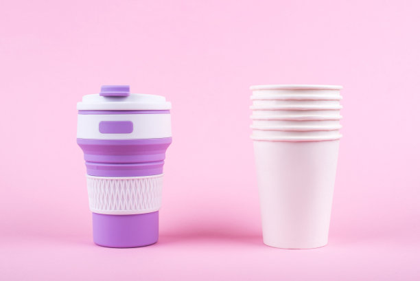 可重复使用咖啡杯vs一次性杯子。图片下载