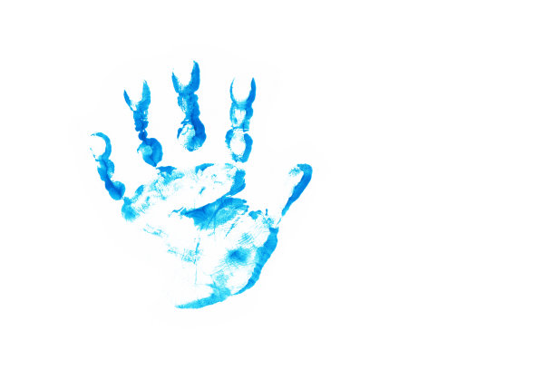 儿童手印在蓝色油漆隔离在白色背景。蓝色的人的手掌和手指，象征身份的人图片下载