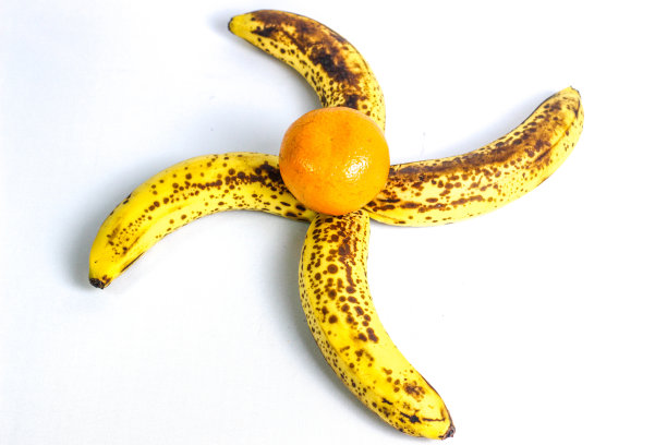 腐烂的香蕉，孤立在白色背景上图片下载