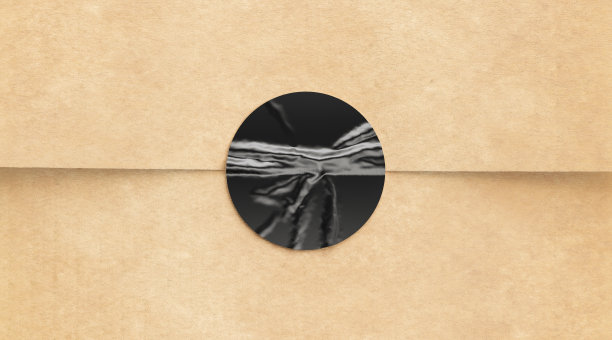 空白的黑色皱巴巴的贴纸在牛皮纸模型图片下载