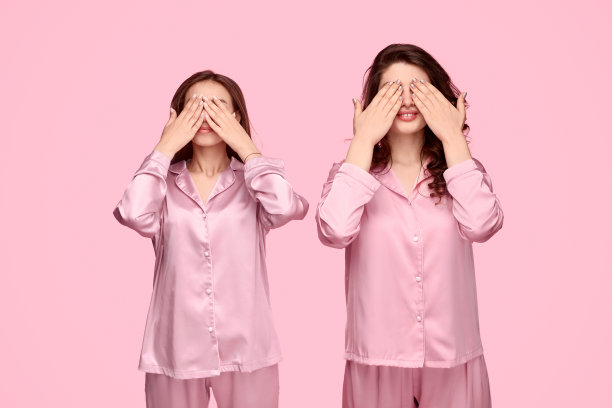 最好的朋友穿着睡衣等待惊喜图片下载