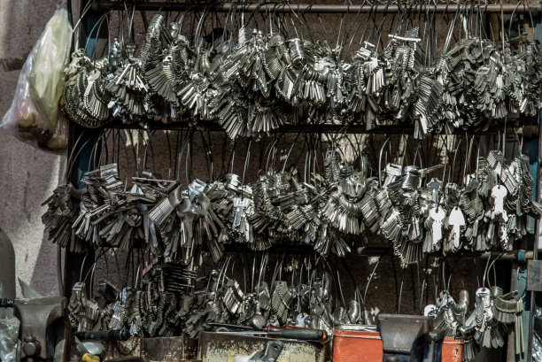 在锁匠店有许多用于复制钥匙的钥匙链。图片下载