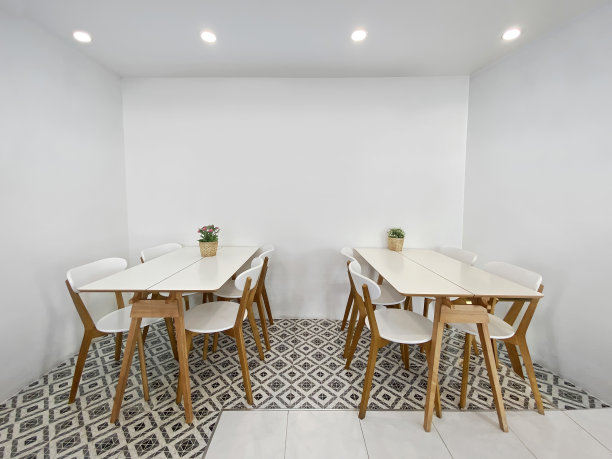 带餐厅和客厅的公寓房间。图片下载