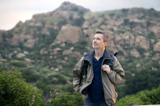 在大自然中进行户外活动的男人图片下载