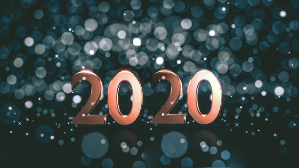 金色数字2019的特写，在反光的黑色地面上，冰蓝色的散景背景。图片下载