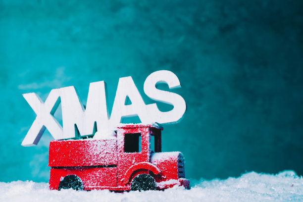 红色复古玩具车运送圣诞树图片下载