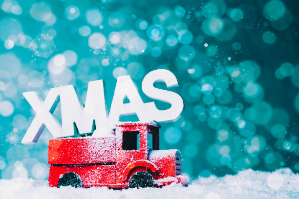 红色复古玩具车运送圣诞树图片下载