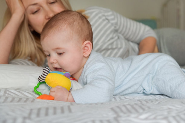 当孩子玩耍时，妈妈看着他图片下载