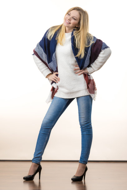 穿着秋装的女人图片下载