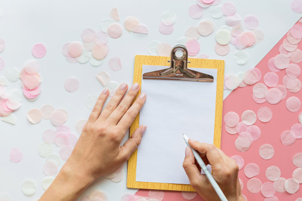 概念设计的目标。经营理念的概念。创意平面放置顶视图目标的概念设计。经营理念，目标理念。用五彩纸屑装饰生日、圣诞节和2020年新年图片下载