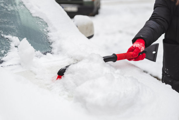 暴风雪过后，汽车被雪覆盖图片下载