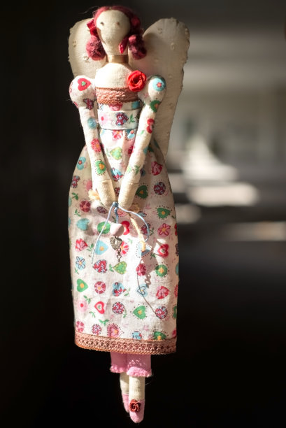 自制的娃娃，在阳光的背景下显得神秘。艺术摄影。孤独的概念，被遗弃的孩子。图片下载