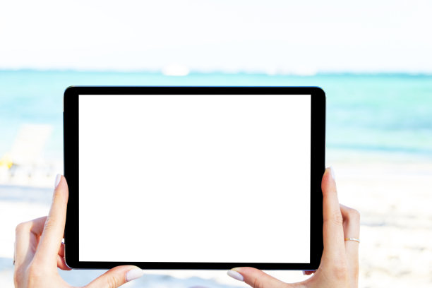 平板电脑模型在女人手里。新的现代黑色平板电脑模型与空白白色屏幕。文本的空白。副本的空间。孤立的白色屏幕图片下载