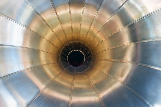 在一个老式留声机的喇叭里。图片下载