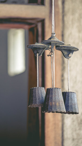 旧生锈的金属风铃图片下载