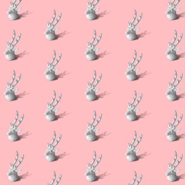 图案制作的驯鹿头玩具在粉红色的背景。圣诞节和新年的概念。图片下载