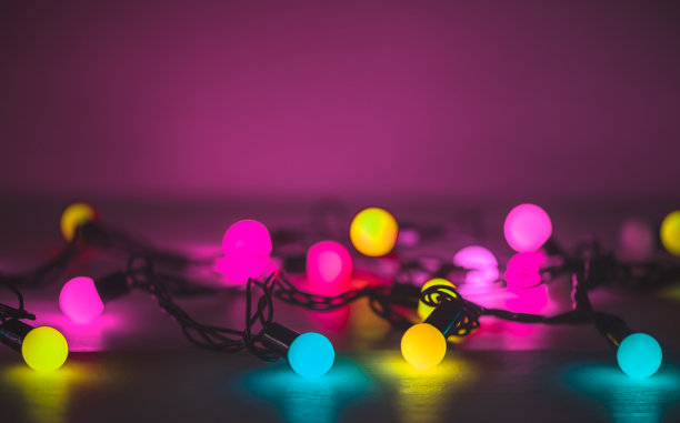 圣诞节。新年前夜。五颜六色的花环。背景。图片下载