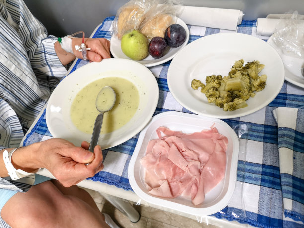 病人在病房里吃饭图片下载