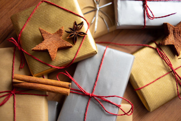 金色和银色圣诞礼盒礼物图片下载