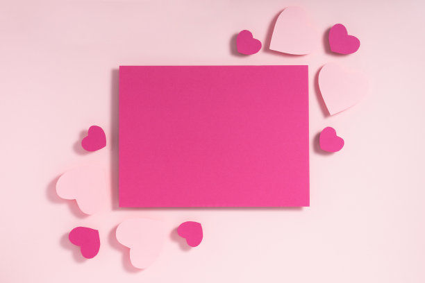 情人节画框构图。紫色粉色的心空白纸上的粉色背景。俯视图，平放，复制空间图片下载