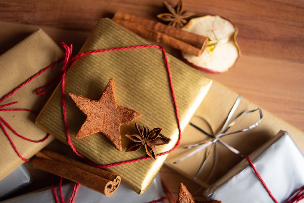 金色和银色圣诞礼盒礼物图片下载