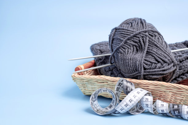 毛线卷，带针，柳条篮子一米，浅蓝色背景。图片下载
