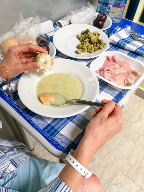 病人在病房里吃饭图片下载