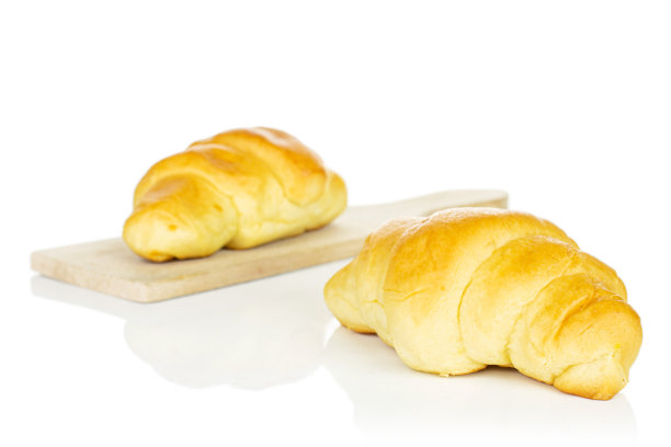 甜迷你羊角面包孤立在白色图片下载