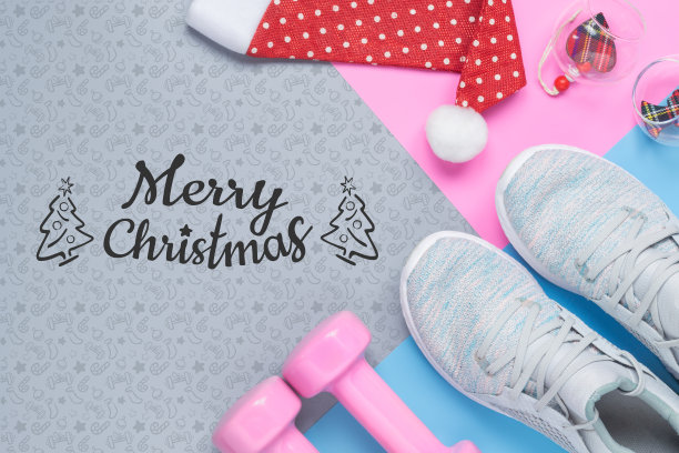 运动，健身，和工作快乐圣诞和新年节日健康的生活方式背景概念。哑铃，运动鞋，圣诞装饰球和圣诞帽。图片下载