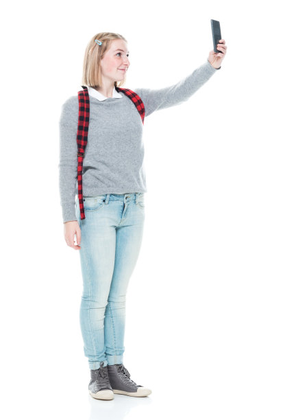 全长/侧视图/ 16-17岁美丽的金发z一代年轻女性/女性摄影/少女/学生/高中生/初中生站着自拍/拍照图片下载