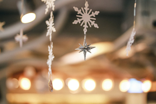 圣诞背景与雪花装饰与温暖的灯光。新年的背景。图片下载