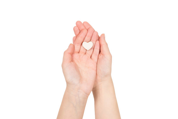 红心在女人手上孤立。图片下载