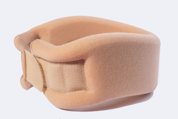 颈部损伤，在白色背景领子上隔离。用于颈椎疾病时固定颈椎的轮胎图片下载