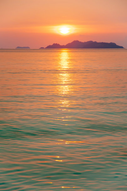 日落时宁静的海景。图片下载