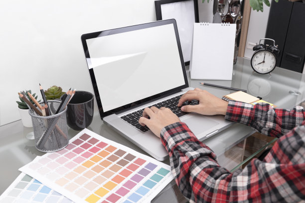 平面设计师艺术家创造性地工作在电脑上在办公室的办公桌。图片下载