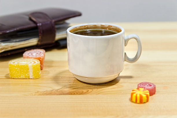 灰色的木桌上放着水果果冻和一杯咖啡。明亮的颜色。咖啡休息。图片下载