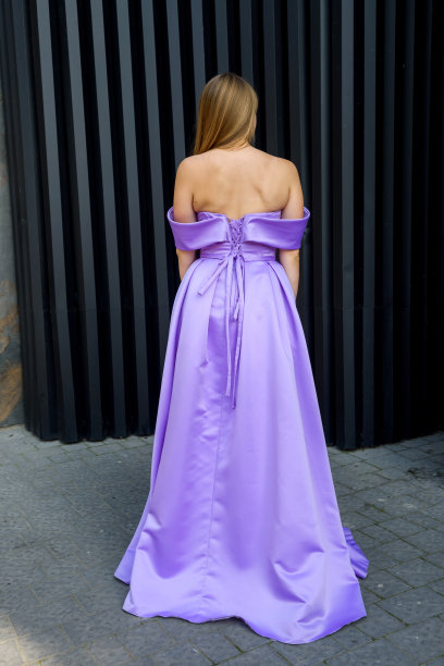 新年的庆祝活动。快乐的女人在时尚晚礼服与礼物彩色包在圣诞老人的帽子图片下载