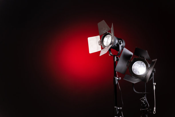 两个舞台灯与保护百叶窗和菲涅耳镜头在黑色和红色的背景图片下载