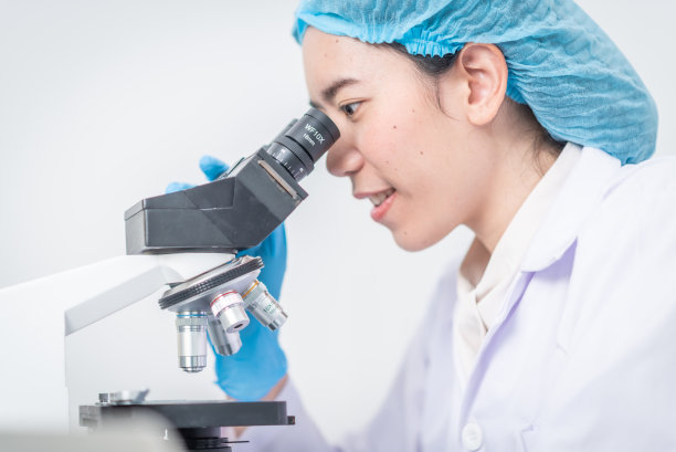 研究人员正在进行产品开发。现代创新在实验室发明图片下载