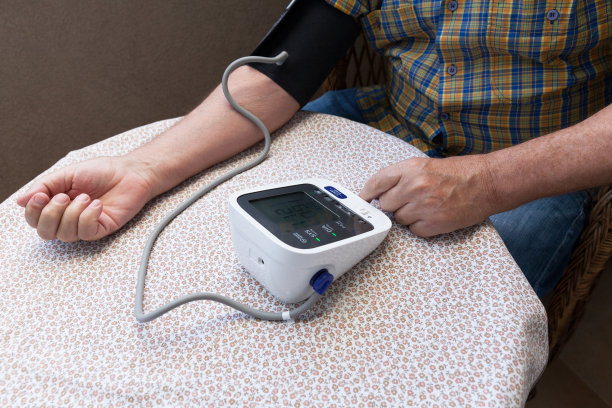 血压测量和心率检查使用数字设备。医疗保健和医疗理念。图片下载