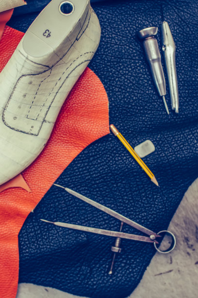 鞋匠工作场所的工具和皮革图片下载
